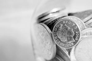 L'economia britannica tra prospettive contrastanti: a marzo l'inflazione si è attenuata ma la produzione è diminuita