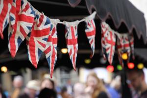 Le spese dei consumatori britannici subiscono ancora il peso del lockdown